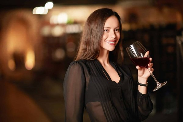 Comment concevoir un espace de dégustation de vins biodynamiques dans un restaurant écologique?